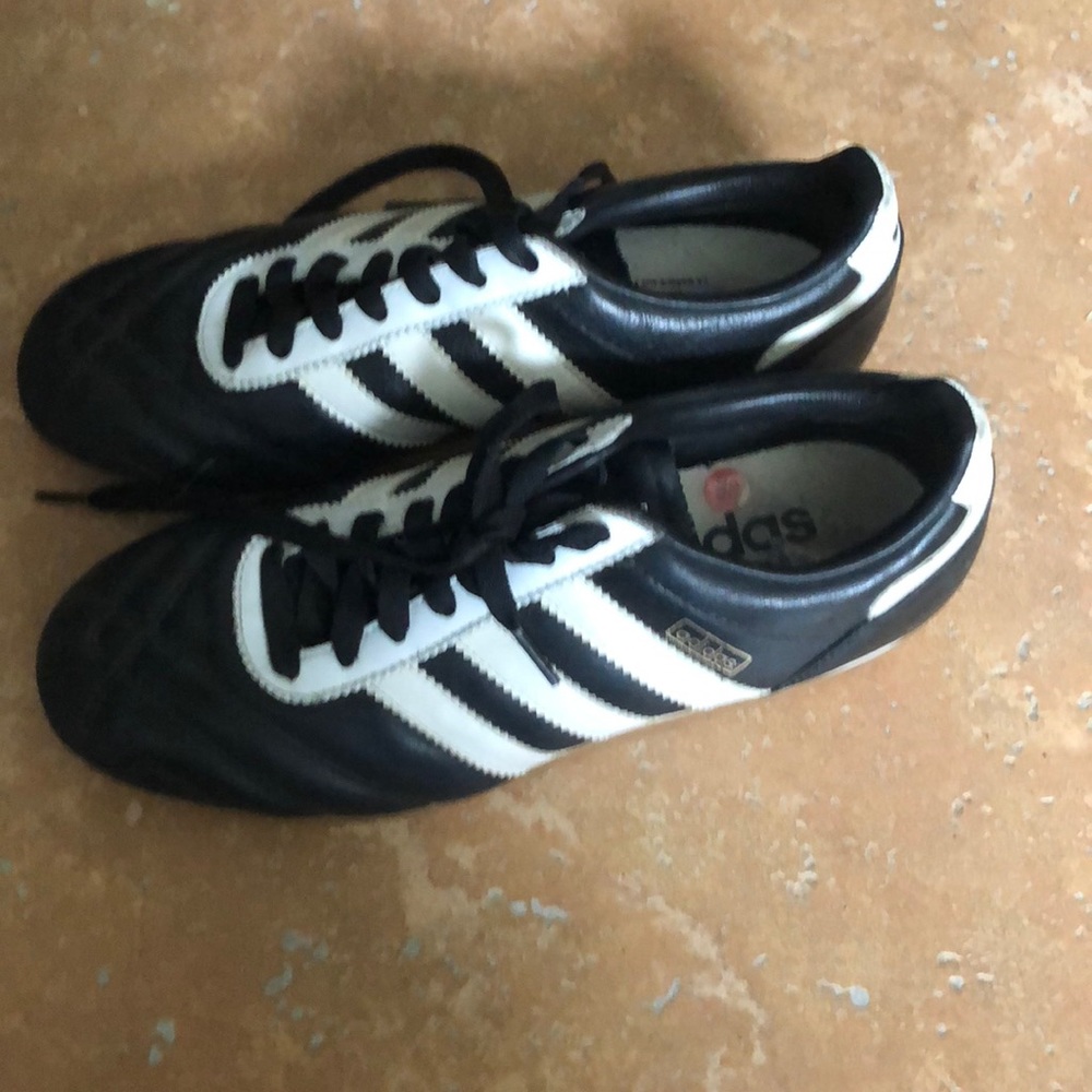 Adidas sneaker size-7.5. Preowned.